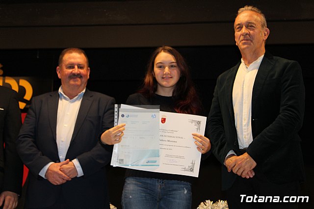 Se entregan los diplomas acreditativos a los diez alumnos de la XII Promocin del Bachillerato Internacional del IES “Juan de la Cierva” - 51