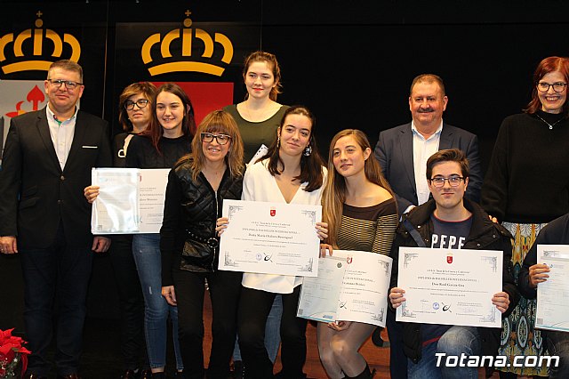 Se entregan los diplomas acreditativos a los diez alumnos de la XII Promocin del Bachillerato Internacional del IES “Juan de la Cierva” - 53