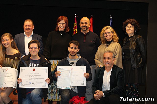 Se entregan los diplomas acreditativos a los diez alumnos de la XII Promocin del Bachillerato Internacional del IES “Juan de la Cierva” - 54