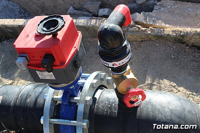 La comunidad de regantes de Totana ahorra un 10% de agua tras sustituir su canalizacin tradicional por una nueva tubera - 13