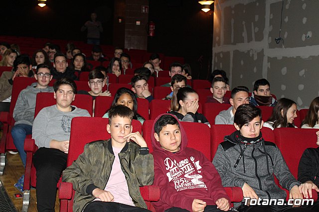 Ms de 600 alumnos de cinco institutos de Totana y Alhama participan en la conferencia sobre edicin gentica del profesor Llus Montoli - 6