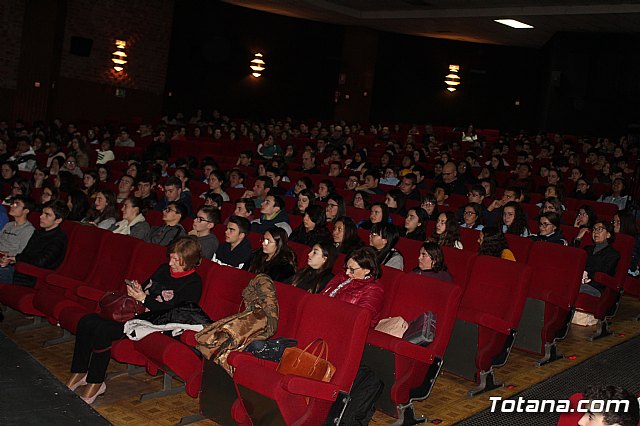 Ms de 600 alumnos de cinco institutos de Totana y Alhama participan en la conferencia sobre edicin gentica del profesor Llus Montoli - 11