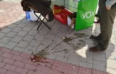 “Tolerantes” encapuchados atacan con huevos la carpa informativa de VOX en el mercadillo de la Urbanizacin Mediterrneo.