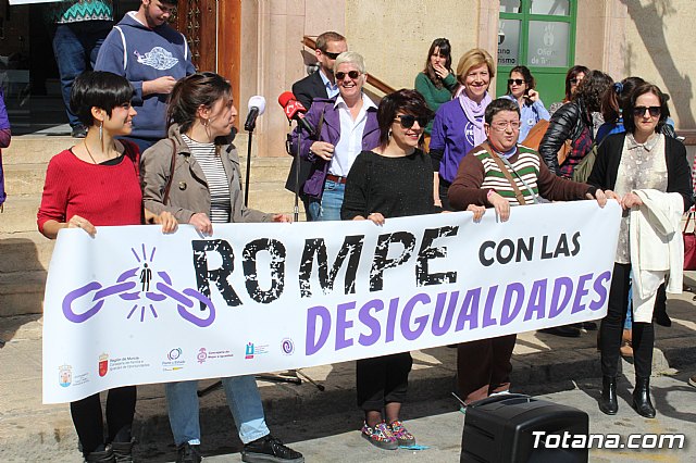 Lectura manifiesto y concentracin Da Mujer Trabajadora 2019Se realiza una concentracin reivindicativa dando lectura al manifiesto con motivo de la celebracin del Da Internacional de la Mujer, hoy 8-M - 10