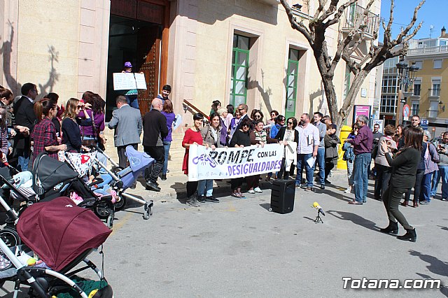 Lectura manifiesto y concentracin Da Mujer Trabajadora 2019Se realiza una concentracin reivindicativa dando lectura al manifiesto con motivo de la celebracin del Da Internacional de la Mujer, hoy 8-M - 9