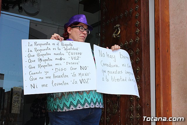 Lectura manifiesto y concentracin Da Mujer Trabajadora 2019Se realiza una concentracin reivindicativa dando lectura al manifiesto con motivo de la celebracin del Da Internacional de la Mujer, hoy 8-M - 14