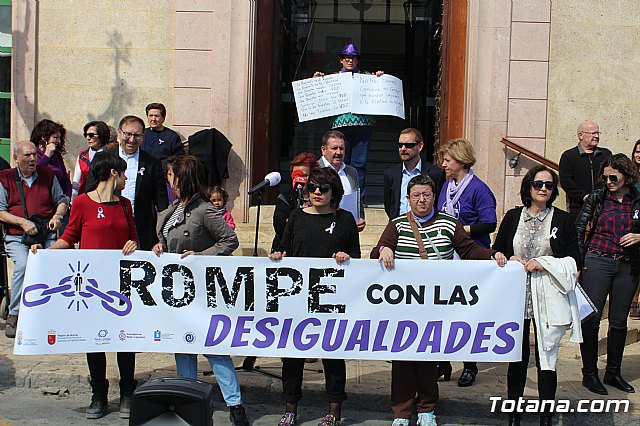 Lectura manifiesto y concentracin Da Mujer Trabajadora 2019Se realiza una concentracin reivindicativa dando lectura al manifiesto con motivo de la celebracin del Da Internacional de la Mujer, hoy 8-M - 21