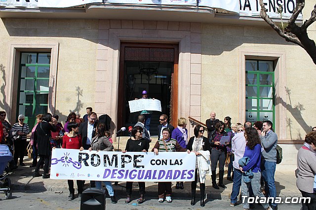 Lectura manifiesto y concentracin Da Mujer Trabajadora 2019Se realiza una concentracin reivindicativa dando lectura al manifiesto con motivo de la celebracin del Da Internacional de la Mujer, hoy 8-M - 23