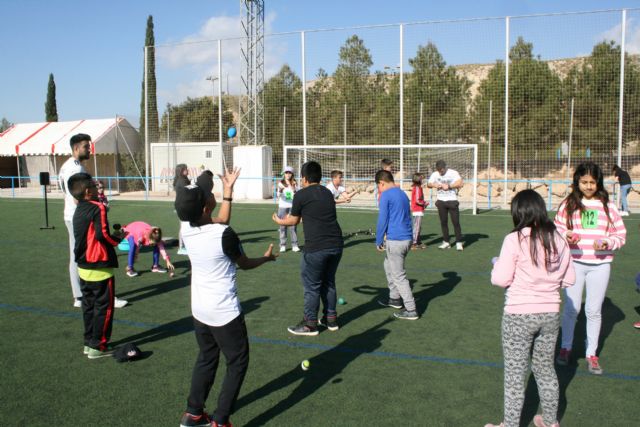 Cerca de 450 alumnos de quinto curso de diez colegios de Totana participan en la Jornada de Juegos Populares en la Ciudad Deportiva 