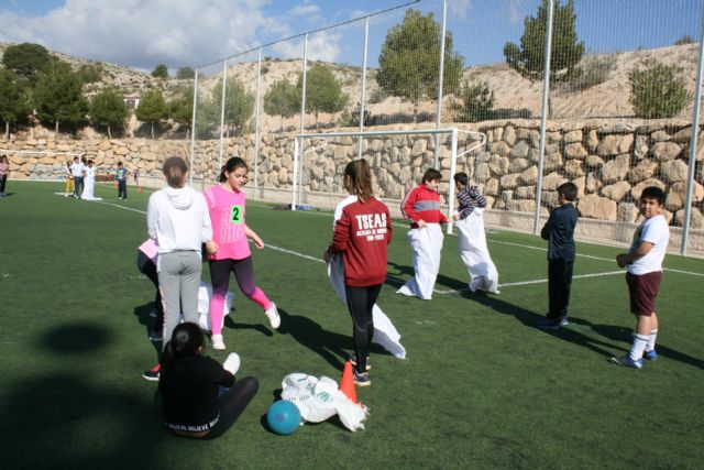 Cerca de 450 alumnos de quinto curso de diez colegios de Totana participan en la Jornada de Juegos Populares en la Ciudad Deportiva 