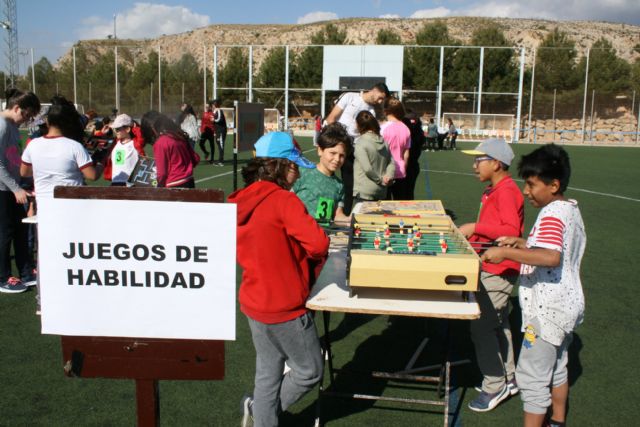 Cerca de 450 alumnos de quinto curso de diez colegios de Totana participan en la Jornada de Juegos Populares en la Ciudad Deportiva 