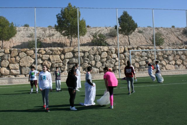 Cerca de 450 alumnos de quinto curso de diez colegios de Totana participan en la Jornada de Juegos Populares en la Ciudad Deportiva 