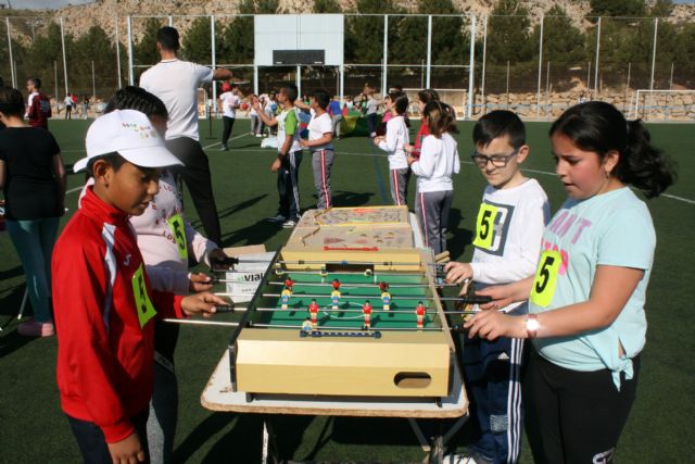 Cerca de 450 alumnos de quinto curso de diez colegios de Totana participan en la Jornada de Juegos Populares en la Ciudad Deportiva 