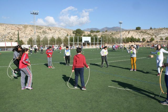 Cerca de 450 alumnos de quinto curso de diez colegios de Totana participan en la Jornada de Juegos Populares en la Ciudad Deportiva 