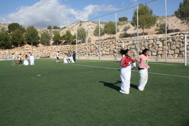 Cerca de 450 alumnos de quinto curso de diez colegios de Totana participan en la Jornada de Juegos Populares en la Ciudad Deportiva 