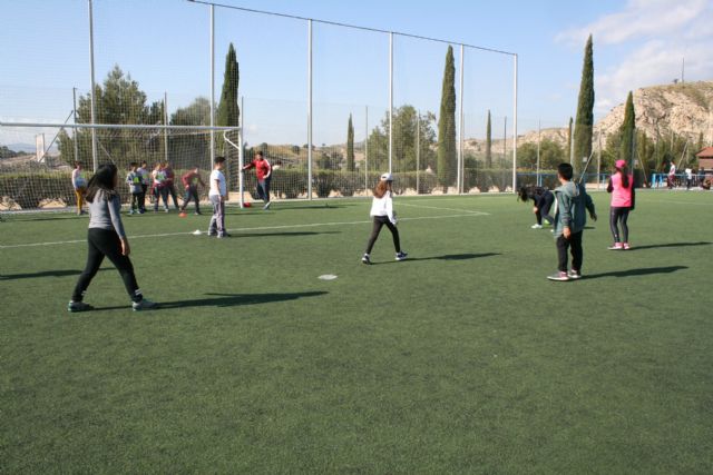 Cerca de 450 alumnos de quinto curso de diez colegios de Totana participan en la Jornada de Juegos Populares en la Ciudad Deportiva 