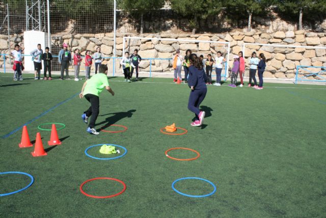 Cerca de 450 alumnos de quinto curso de diez colegios de Totana participan en la Jornada de Juegos Populares en la Ciudad Deportiva 