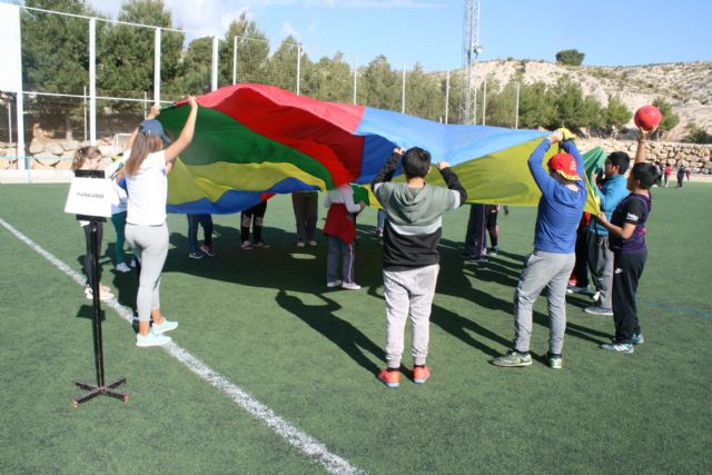 Cerca de 450 alumnos de quinto curso de diez colegios de Totana participan en la Jornada de Juegos Populares en la Ciudad Deportiva 