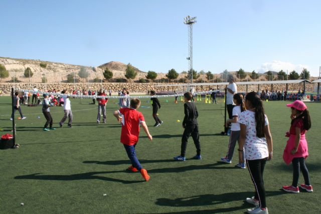 Cerca de 450 alumnos de quinto curso de diez colegios de Totana participan en la Jornada de Juegos Populares en la Ciudad Deportiva 