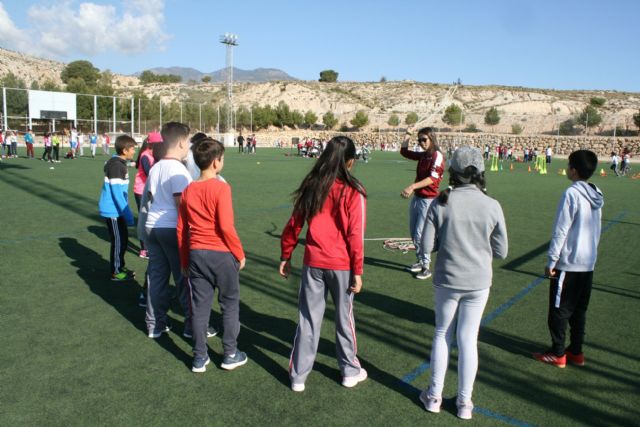 Cerca de 450 alumnos de quinto curso de diez colegios de Totana participan en la Jornada de Juegos Populares en la Ciudad Deportiva 