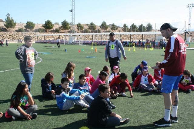 Cerca de 450 alumnos de quinto curso de diez colegios de Totana participan en la Jornada de Juegos Populares en la Ciudad Deportiva 