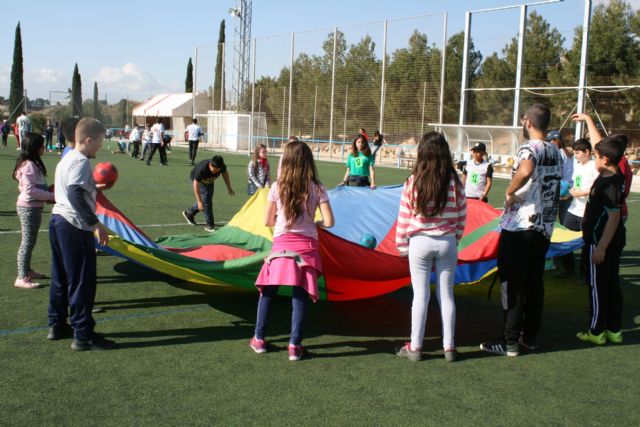 Cerca de 450 alumnos de quinto curso de diez colegios de Totana participan en la Jornada de Juegos Populares en la Ciudad Deportiva 