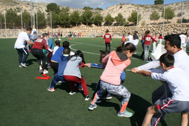 Cerca de 450 alumnos de quinto curso de diez colegios de Totana participan en la Jornada de Juegos Populares en la Ciudad Deportiva 