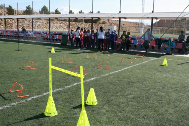 Cerca de 450 alumnos de quinto curso de diez colegios de Totana participan en la Jornada de Juegos Populares en la Ciudad Deportiva 