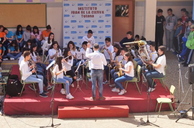 Concierto del Coro y la Banda del IES “Juan de la Cierva y Codornu” en la Semana Cultural del IES “Antonio Helln” en Puerto de Mazarrn - 8