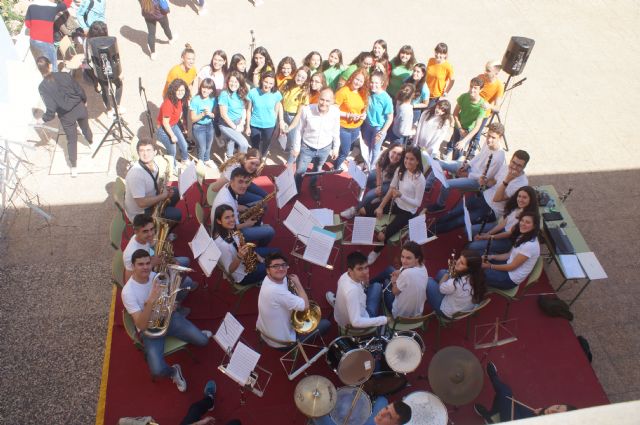 Concierto del Coro y la Banda del IES “Juan de la Cierva y Codornu” en la Semana Cultural del IES “Antonio Helln” en Puerto de Mazarrn - 11