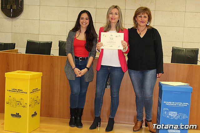 Entrega de premios a los centros de enseñanza participantes en el proyecto RED EDUCA EN ECO. - 11