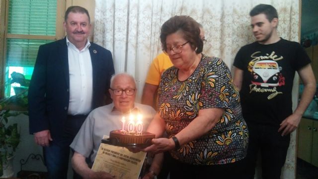 El alcalde felicita al vecino Diego Snchez Andreo, con motivo de su centenario cumpleaños - 1
