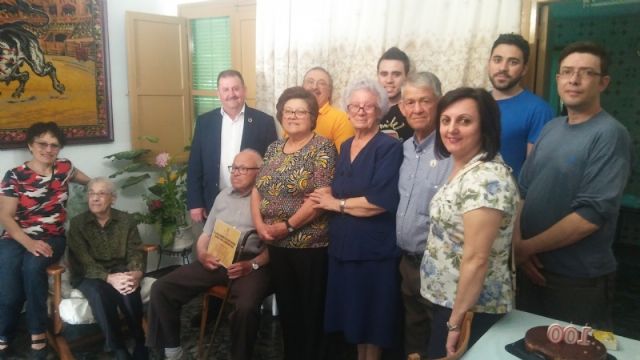 El alcalde felicita al vecino Diego Snchez Andreo, con motivo de su centenario cumpleaños - 2
