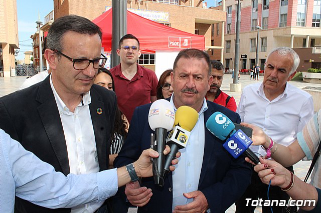 El candidato a la Presidencia de la Comunidad de la Regin de Murcia por el PSRM-PSOE, Diego Conesa, visita Totana - 11