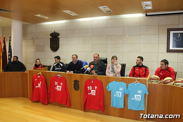 Las bases de los clubes de ftbol y ftbol-sala de Totana promocionan en sus prendas deportivas el yacimiento de La Bastida - 1