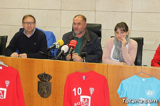 Las bases de los clubes de ftbol y ftbol-sala de Totana promocionan en sus prendas deportivas el yacimiento de La Bastida - 2
