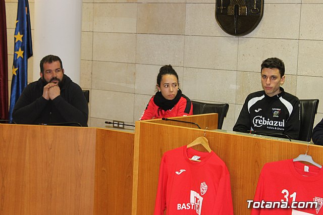 Las bases de los clubes de ftbol y ftbol-sala de Totana promocionan en sus prendas deportivas el yacimiento de La Bastida - 3
