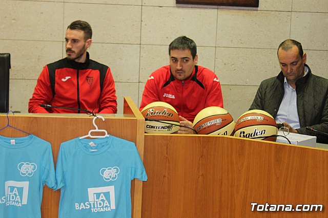 Las bases de los clubes de ftbol y ftbol-sala de Totana promocionan en sus prendas deportivas el yacimiento de La Bastida - 4