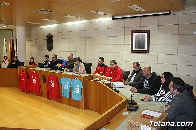 Las bases de los clubes de ftbol y ftbol-sala de Totana promocionan en sus prendas deportivas el yacimiento de La Bastida - 6