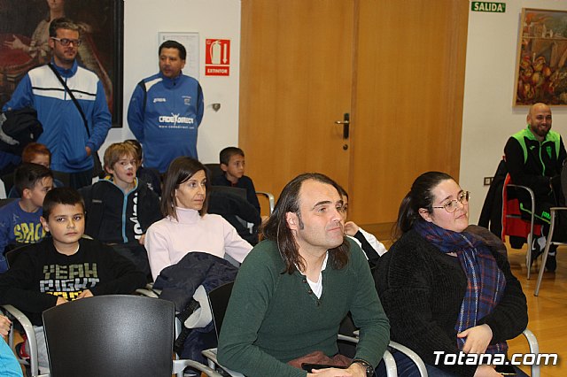 Las bases de los clubes de ftbol y ftbol-sala de Totana promocionan en sus prendas deportivas el yacimiento de La Bastida - 8