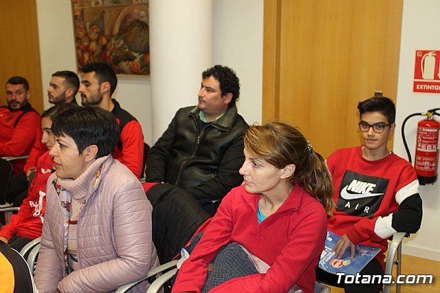 Las bases de los clubes de ftbol y ftbol-sala de Totana promocionan en sus prendas deportivas el yacimiento de La Bastida - 20