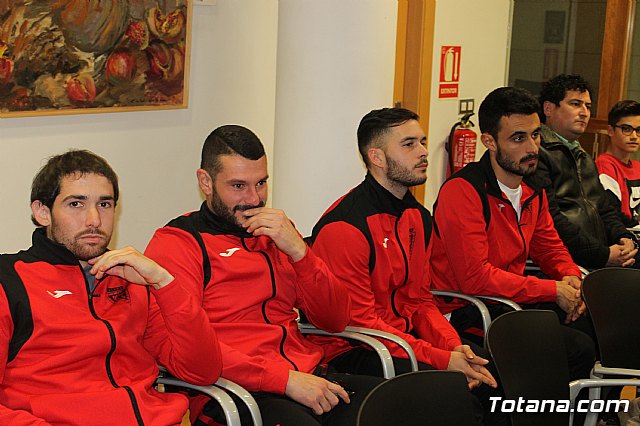 Las bases de los clubes de ftbol y ftbol-sala de Totana promocionan en sus prendas deportivas el yacimiento de La Bastida - 15