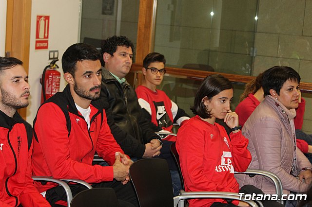 Las bases de los clubes de ftbol y ftbol-sala de Totana promocionan en sus prendas deportivas el yacimiento de La Bastida - 16