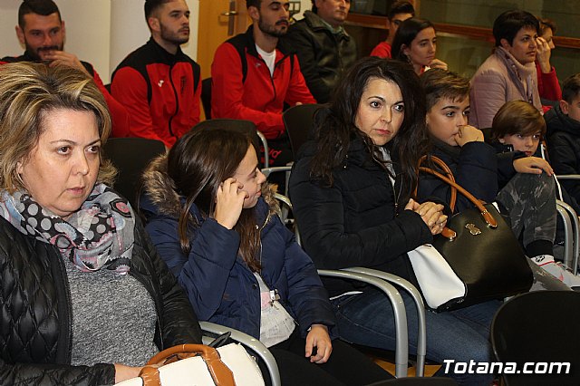Las bases de los clubes de ftbol y ftbol-sala de Totana promocionan en sus prendas deportivas el yacimiento de La Bastida - 17