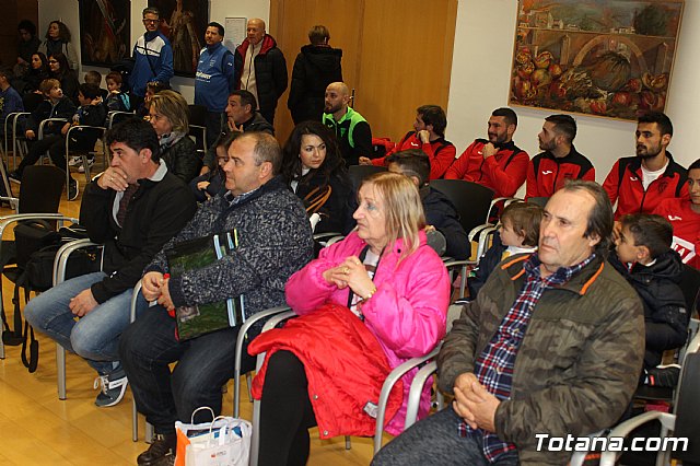 Las bases de los clubes de ftbol y ftbol-sala de Totana promocionan en sus prendas deportivas el yacimiento de La Bastida - 18