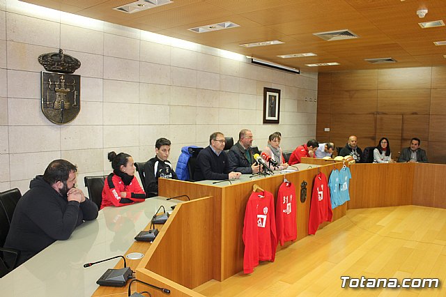 Las bases de los clubes de ftbol y ftbol-sala de Totana promocionan en sus prendas deportivas el yacimiento de La Bastida - 22