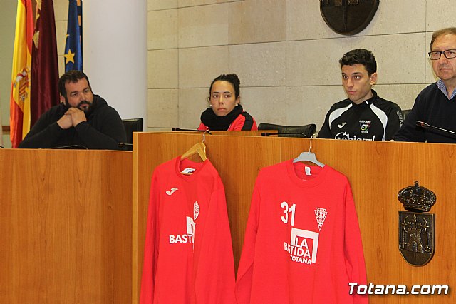Las bases de los clubes de ftbol y ftbol-sala de Totana promocionan en sus prendas deportivas el yacimiento de La Bastida - 23