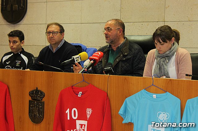 Las bases de los clubes de ftbol y ftbol-sala de Totana promocionan en sus prendas deportivas el yacimiento de La Bastida - 24