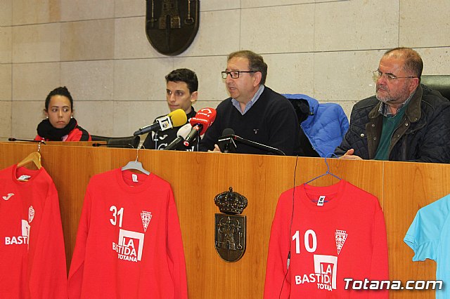 Las bases de los clubes de ftbol y ftbol-sala de Totana promocionan en sus prendas deportivas el yacimiento de La Bastida - 28
