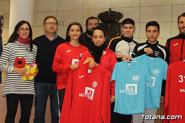 Las bases de los clubes de ftbol y ftbol-sala de Totana promocionan en sus prendas deportivas el yacimiento de La Bastida - 31